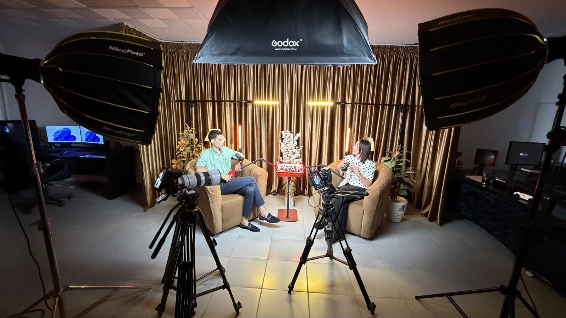 Installation de tournage et éclairage dans le studio